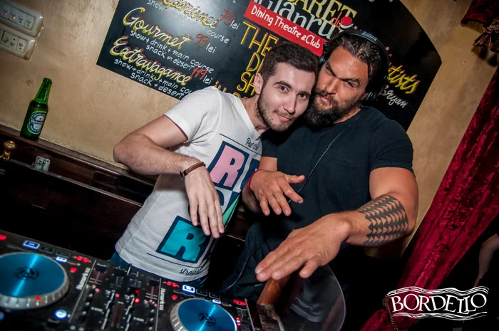 Jason Momoa, la bere, în Centrul Vechi (FOTO FACEBOOK)
