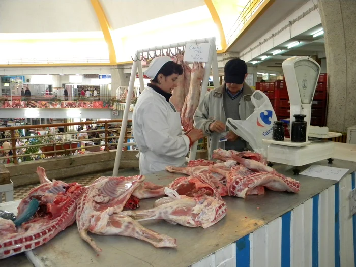 În pieţele din Ploieşti, un kilogram de carne nu costă sub 25 de lei. FOTO Adevărul Ploieşti