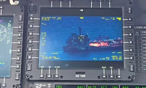 Incendiul de pe nava Gas Lisbon, monitorizat cu un elicopter al MAI