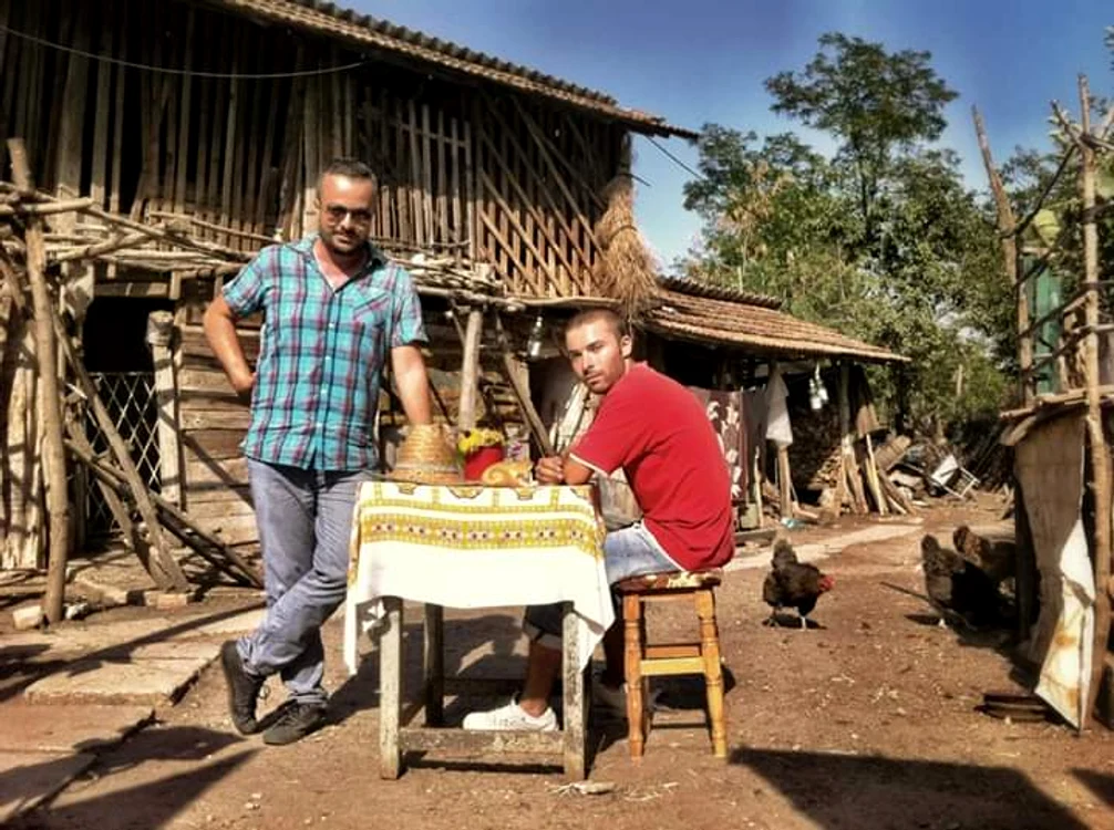 
    Regizorul Dragoș Buliga, la filmările pentru serialul ”Las Fierbinți”foto: Pro TV  