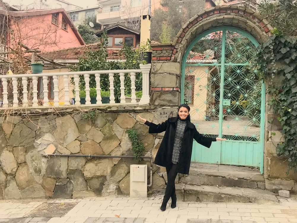 Andreea Mantea, fericită că a ajuns la casa părinţilor lui Kemal