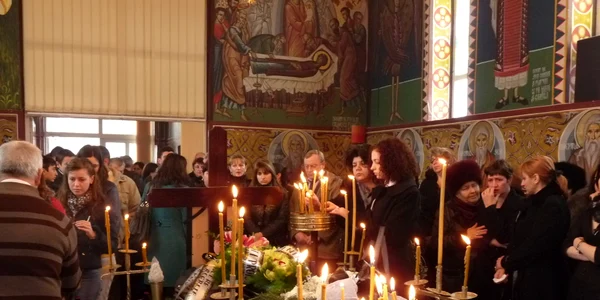Sute de oameni au venit la slujba de înmormântare