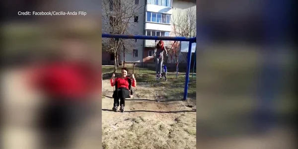 Femei filmate cum se dau pe leagănele pentru copii dintr-un loc de joacă
