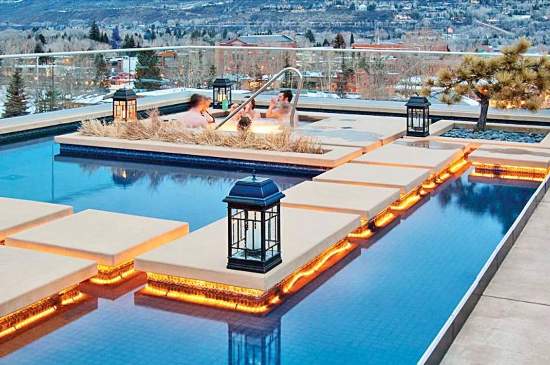 SUA. Hotelul Little Nell, staţiunea  Aspen, invită orice turist  să se îmbăieze în piscinele  încălzite de pe acoperiş