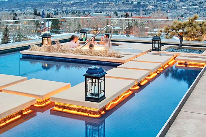 SUA. Hotelul Little Nell, staţiunea  Aspen, invită orice turist  să se îmbăieze în piscinele  încălzite de pe acoperiş