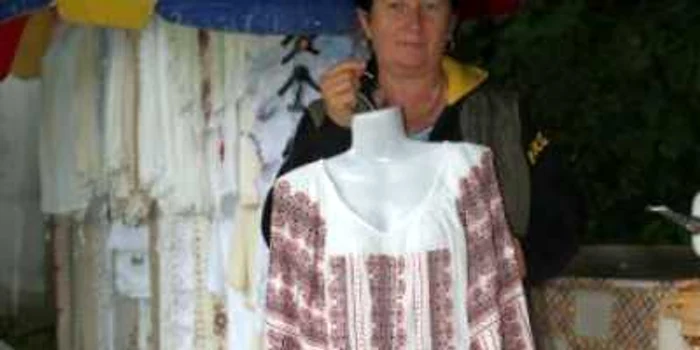 Braşov: Viorica Copaci coase feţe de masă şi ii de 36 de ani