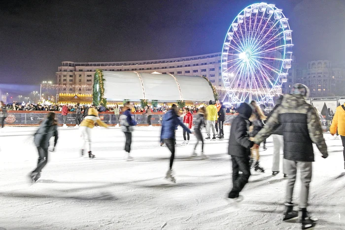 Piaţa Constituţiei. O oră pe patinoarul de aici costă 20 de lei iar închirierea patinelor tot 20 lei