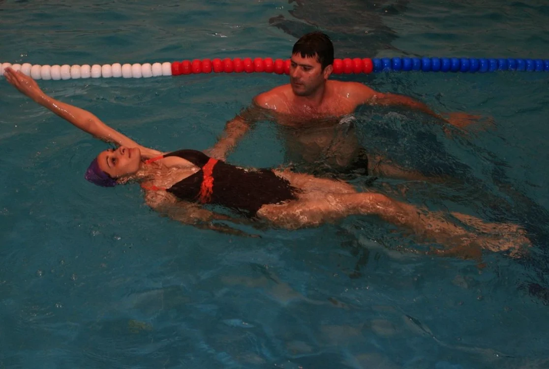 O tânără ia lecţii de înot cu instructor privat FOTO Adevărul