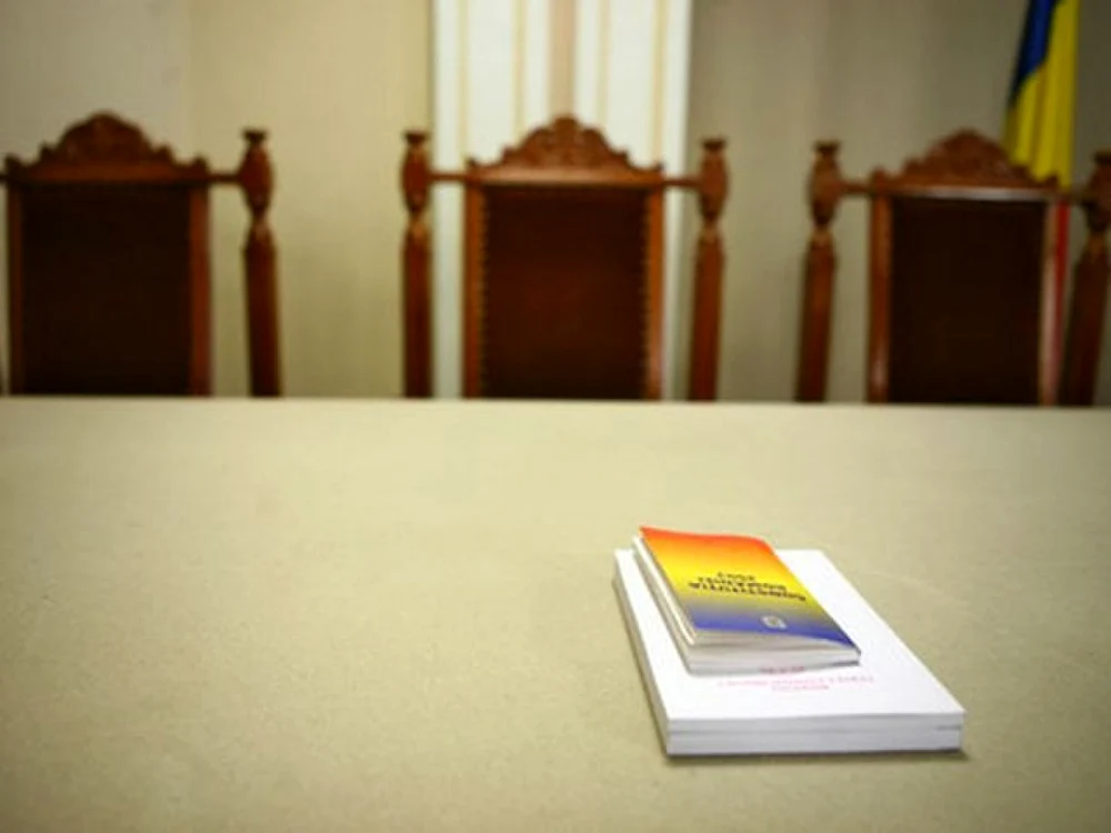 „Naivilor le va fi totuşi greu să sesizeze în care dintre pasajele 
revizuite ale prevederilor constituţionale se-ascund detaliile cele mai 
primejdioase.”