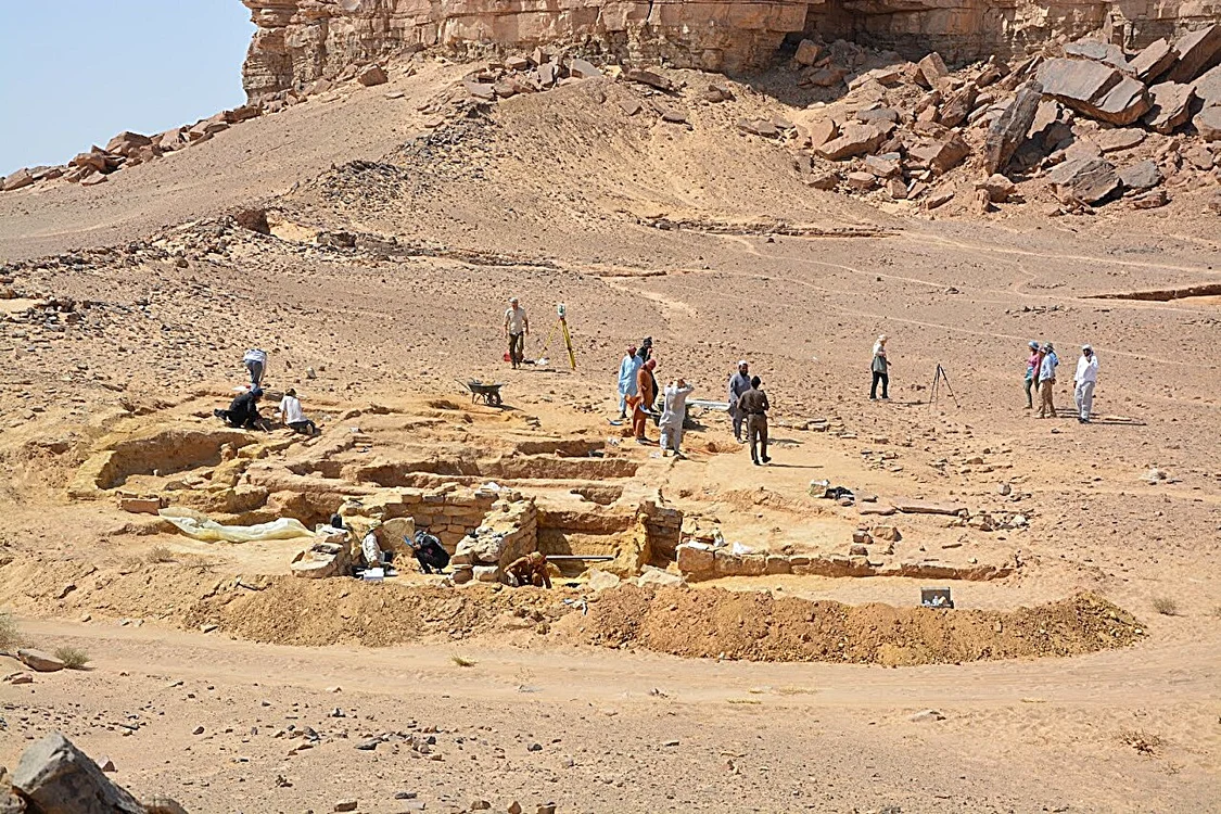 Săpături arheologice (© Marta Luciani, Qurayyah Joint Archaeological Project CCBY 4.0)