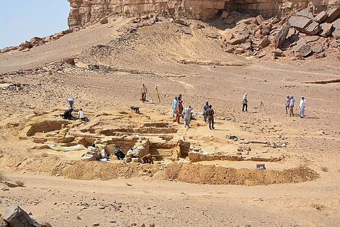 Săpături arheologice (© Marta Luciani, Qurayyah Joint Archaeological Project CCBY 4.0)