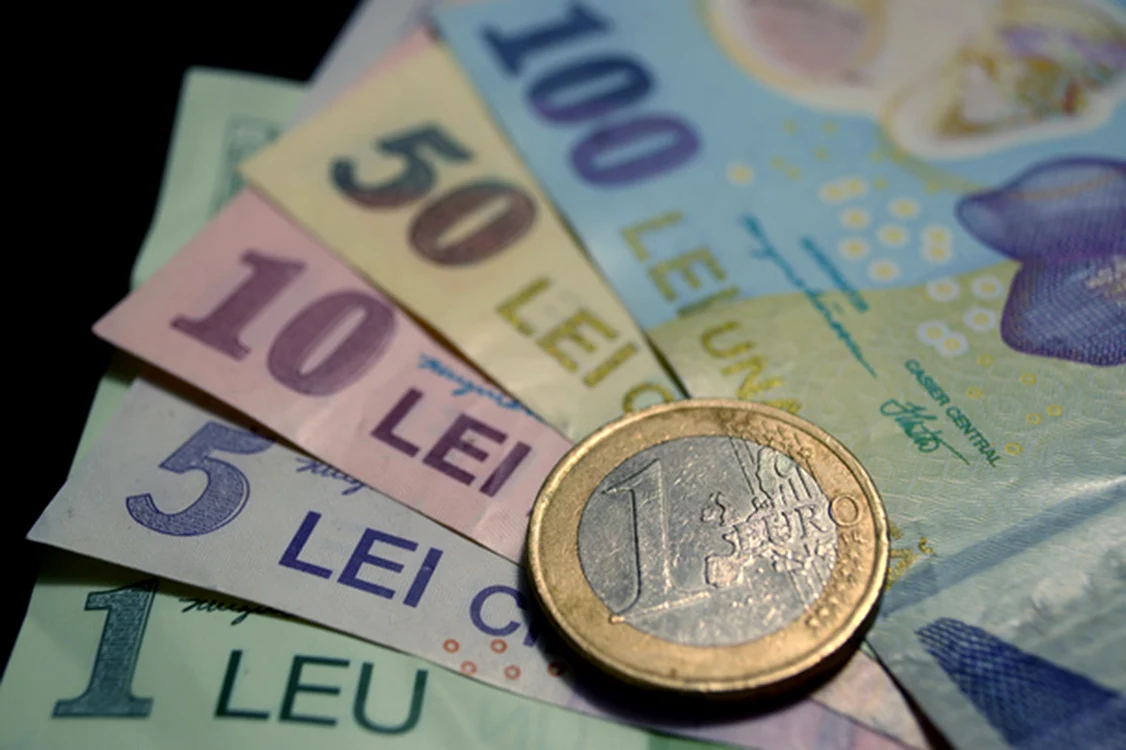 Un euro peste mai multe bancnote de lei