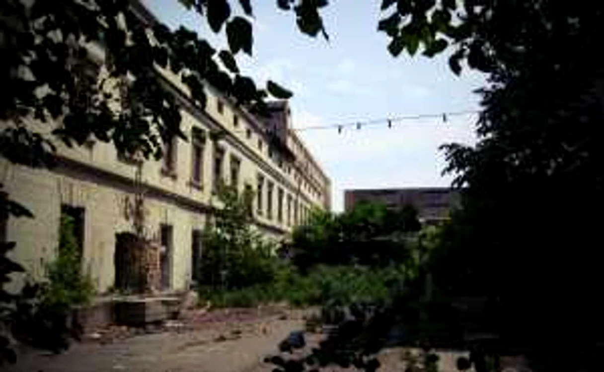 Fabrica de Ţigarete este exemplul cel mai trist al decăderii industriei comuniste la Iaşi FOTO vice.com