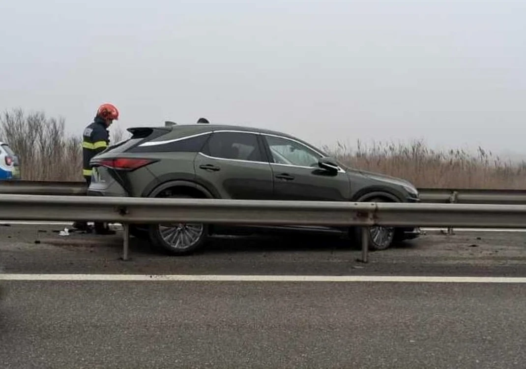 Maşina a aterizat în spaţiul dintre glisiere, FOTO: ISU Argeş