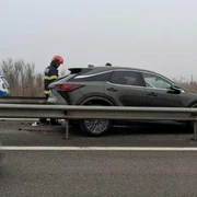 masina între glisiere accident A1 Foto ISU Argeş jpg