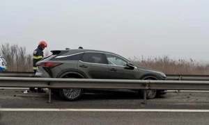 masina între glisiere accident A1 Foto ISU Argeş jpg
