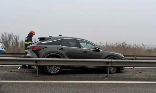 masina între glisiere accident A1 Foto ISU Argeş jpg