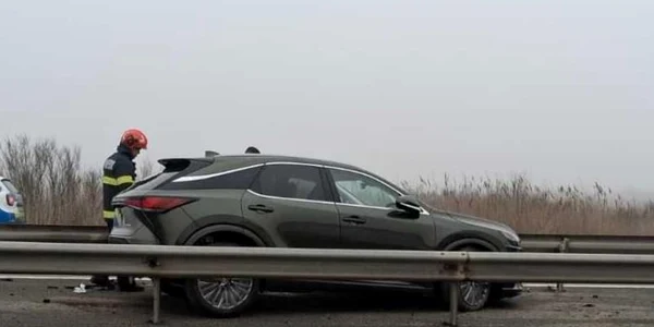 masina între glisiere accident A1 Foto ISU Argeş jpg