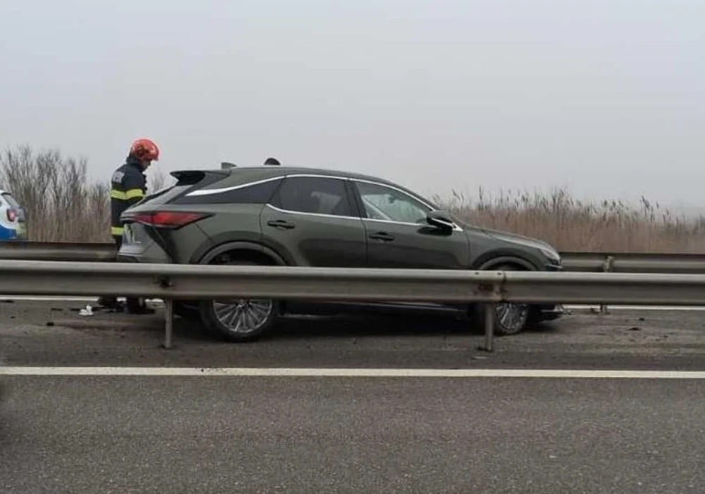 Accident rutier mai puțin obișnuit pe A1: o mașină căzută de pe o platformă a aterizat între glisierele care separă cele două sensuri