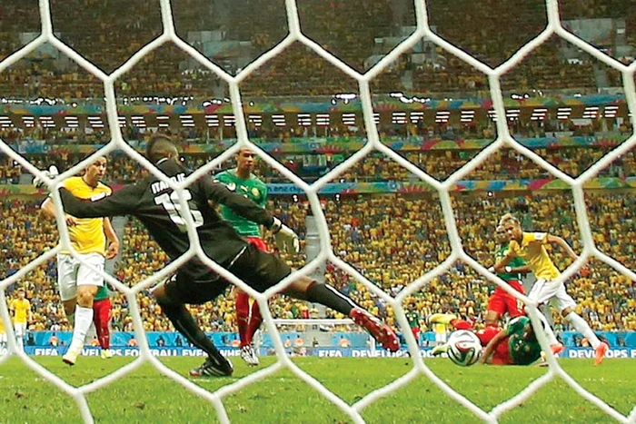 Contra Camerunului,  Neymar a reuşit să  înscrie alte două goluri