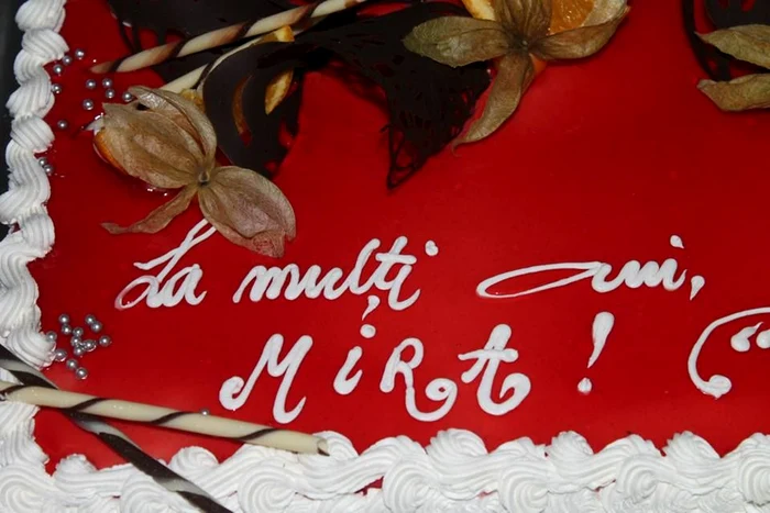 Ce i-au scris prietenii pe tortul aniversar