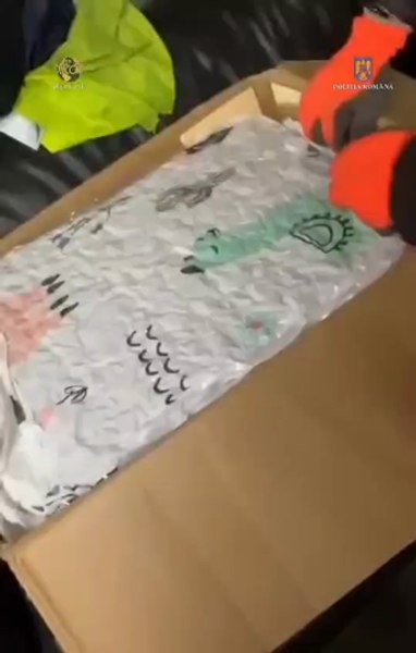 Doi bărbați, arestați după ce au fost prinși cu un colet care conținea 21 kg de canabis