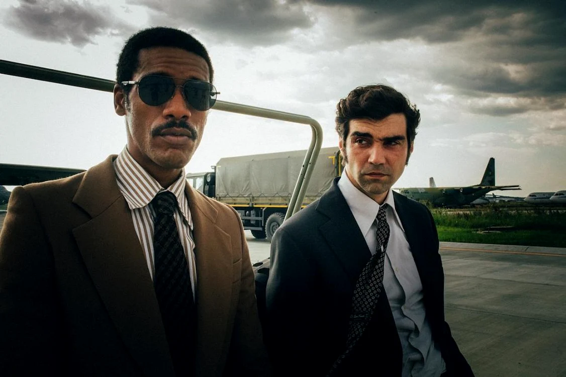 Alec Secăreanu (dreapta) interpretează rolul principal în serialul „Spy/Master“ FOTO HBO Max