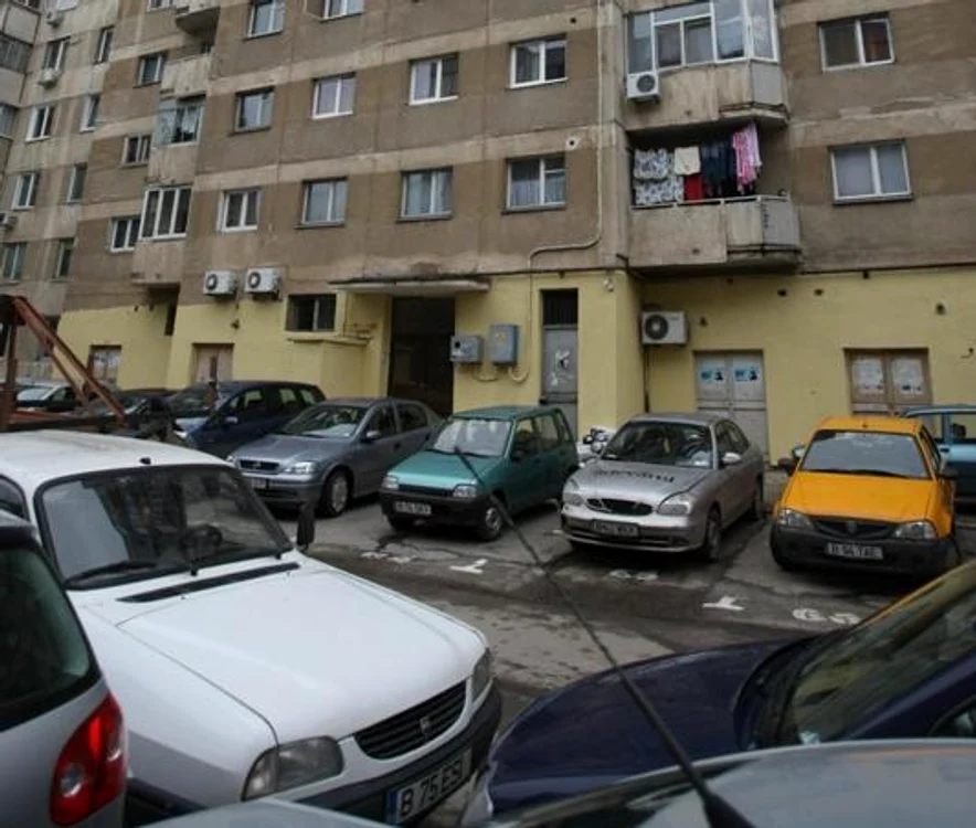 
    Hoţii au spart geamurile şi au forţat portierele  