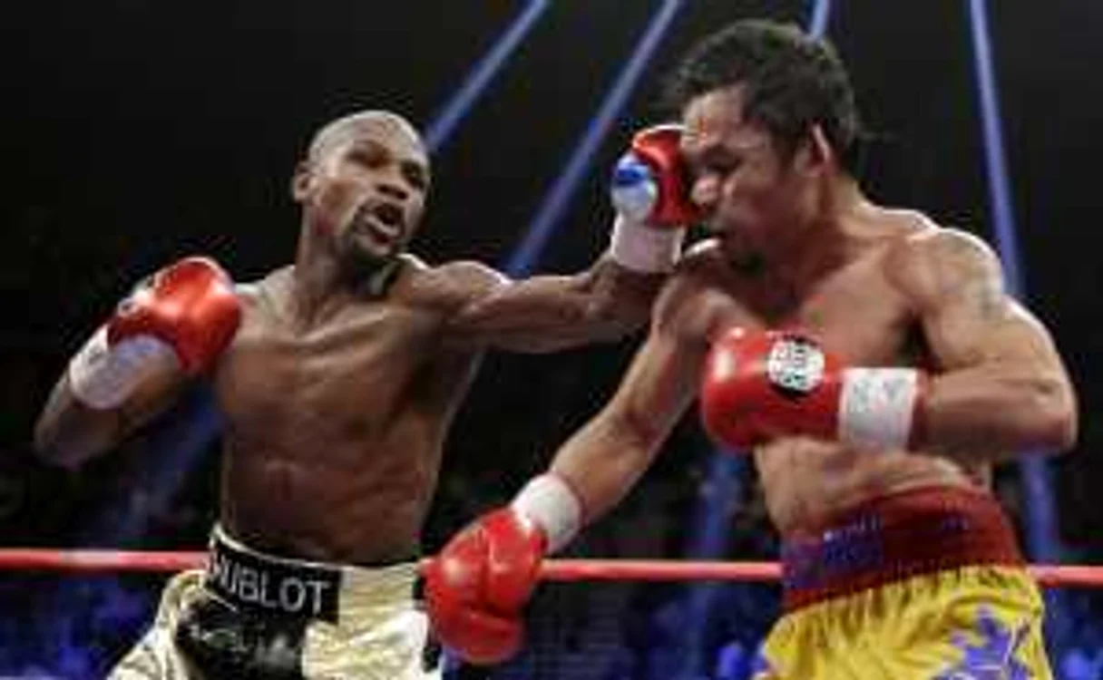 Mayweather (stânga) l-a lovit la început pe Pacquiao, după care a stat numai în defensivă. FOTO: AP