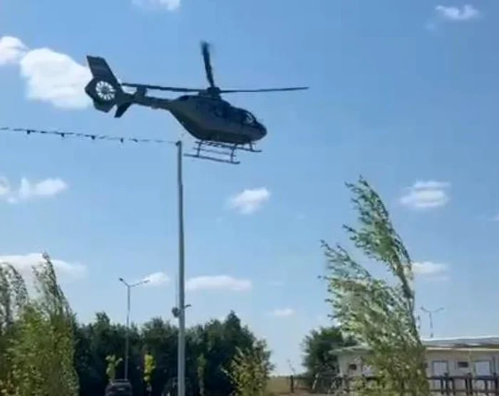 Elicopterul a aterizat în curtea centrului de echitație FOTO: Captură/Ziarul Amprenta