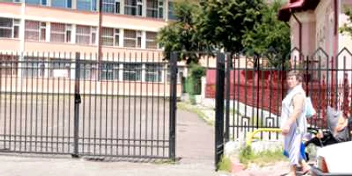 Neamţ: Casa care are ieşire prin curtea şcolii