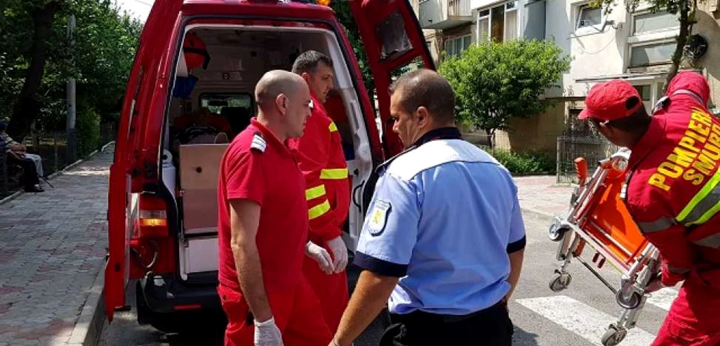 Victima a căzut de pe acoperişul unei magazii şi a rămas blocată între zid şi gard FOTO Arhivă