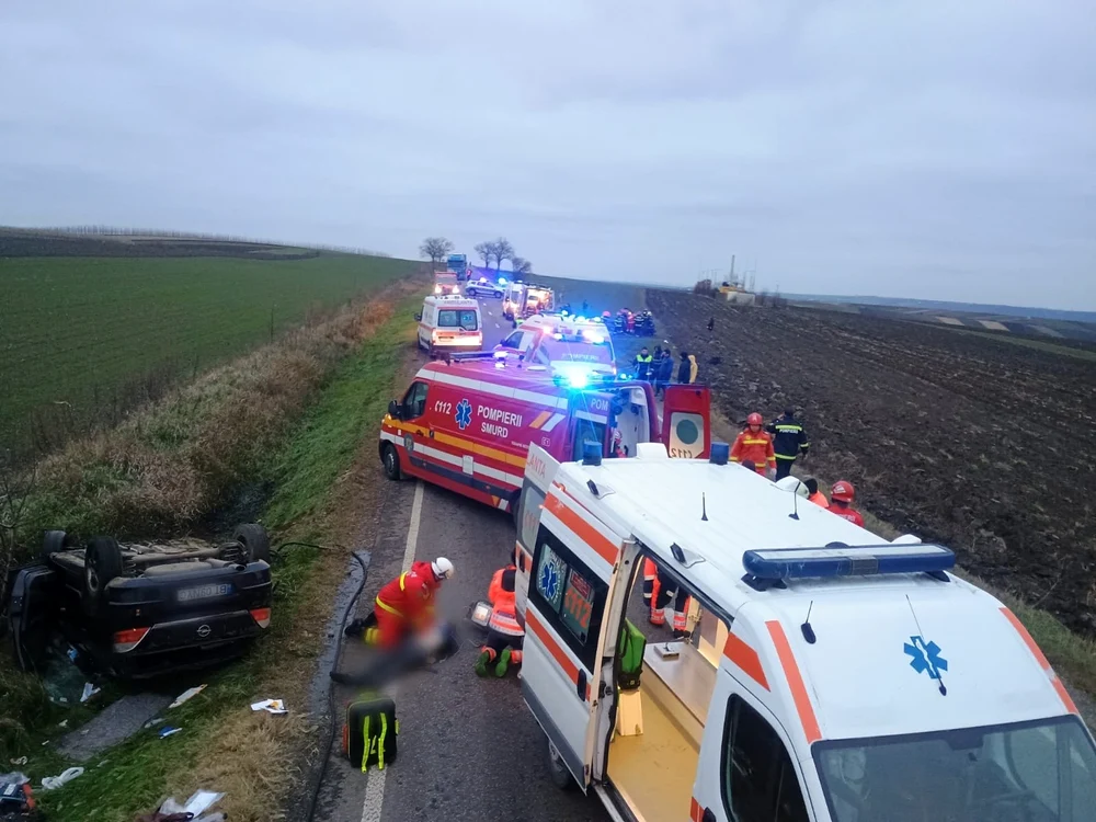 Echipaje medicale la locul accidentului