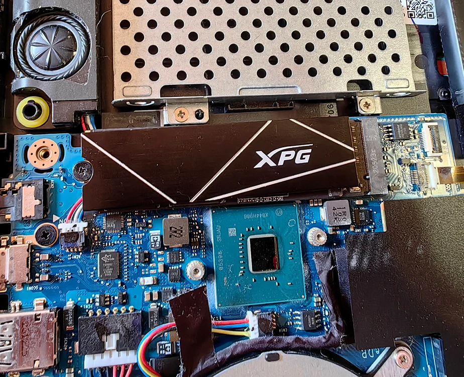 ADATA XPG GAMMIX S70 BLADE instalat în laptop.