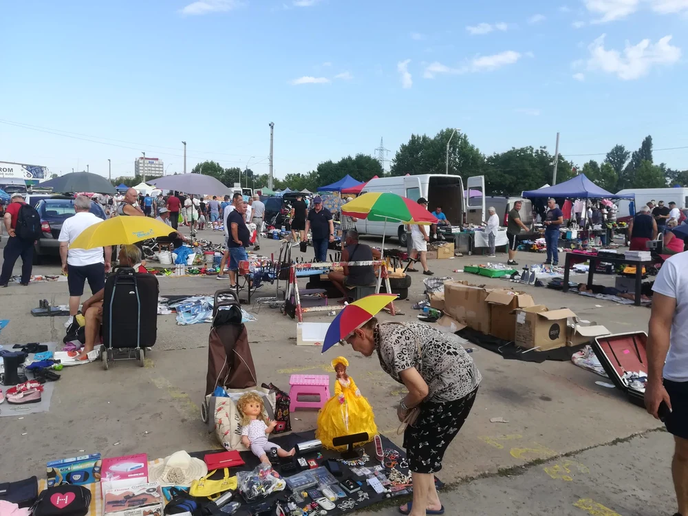  Mulți comercianți aduc în târg tot ce au prin casă doar-doar or scoate un ban