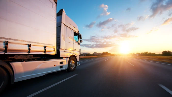 Sistem de tarifare TollRo. Camion pe drum - autostrada - tarife rutiere FOTO Shutterstock
