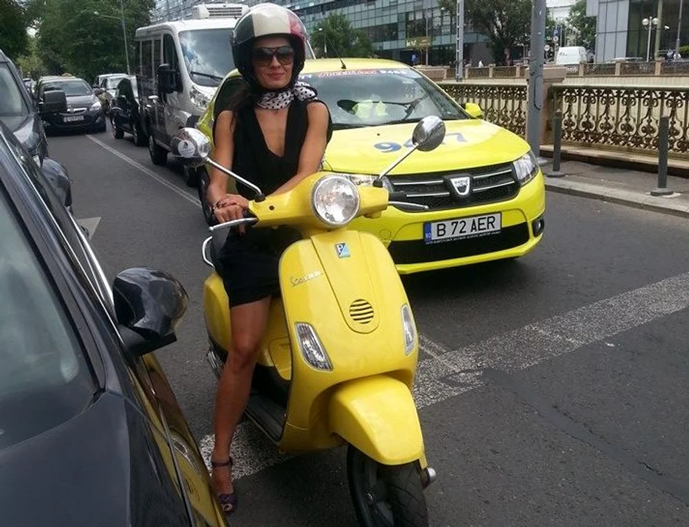 Vara, Adriela se strecoară în trafic cu scuterul