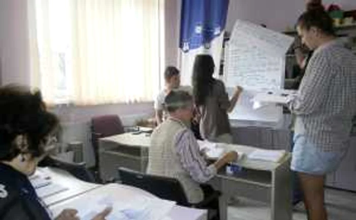 160 de elevi de liceu îi învaţă în mod voluntar limba engleză pe pensionari