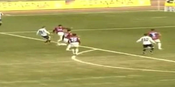Apărătorul lui Hajduk a şutat de la 16 m
