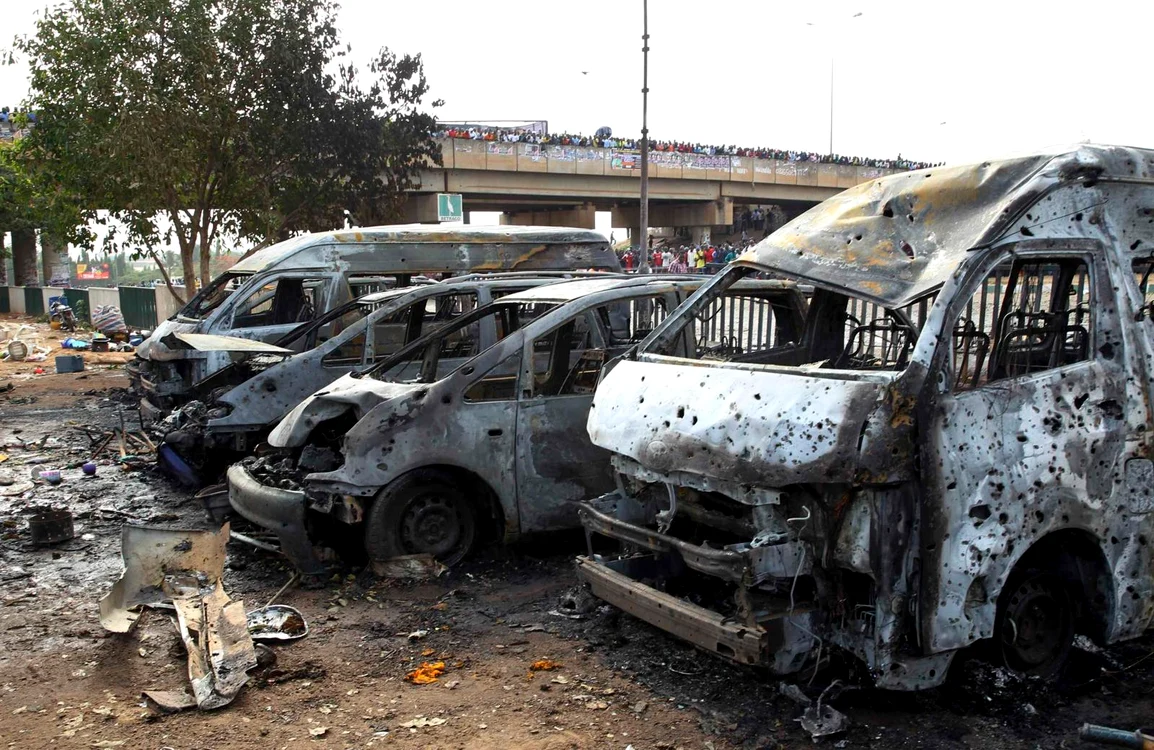
    16 maşini şi 24 de microbuze au fost distruse complet (foto Reuters)  