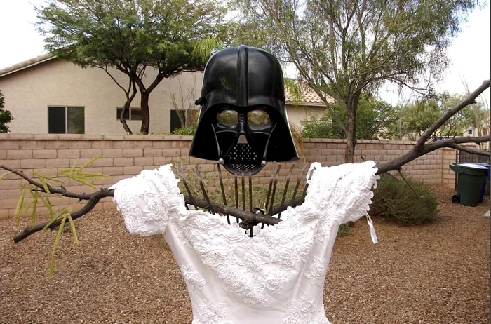 Americanul a încercat să folosească rochia astfel încât să o murdărească cât mai mult posibil