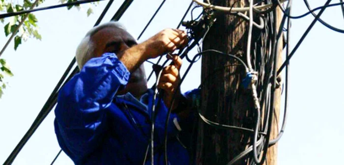 Compania de electricitate a primit cinci avertismente şi o amendă în valoare de 3.000 de lei