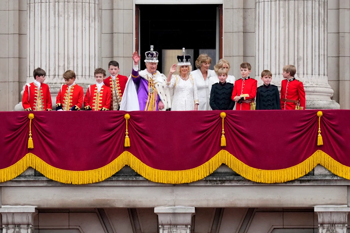Familia Regala la balconul regal alaturi de Regele Charles si Regina Camilla