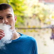 shutterstock 2660499471 adolescenti vaping JPG