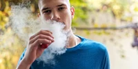 shutterstock 2660499471 adolescenti vaping JPG