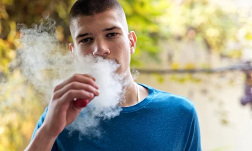 shutterstock 2660499471 adolescenti vaping JPG