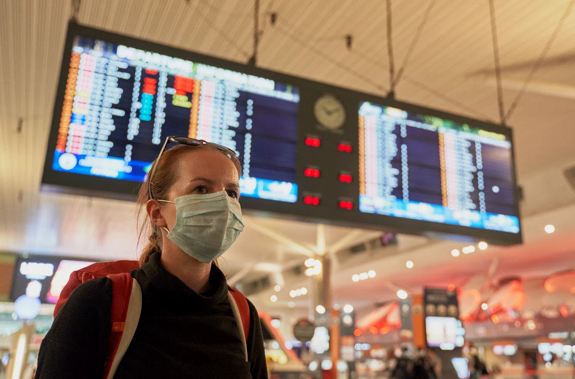 
    Persoanele care revin din unele ţări cu rată foarte scăzută de îmbolnăviri cu COVID-19 ar putea să nu fie supuse măsurii de autoizolare la domiciliu foto: Shutterstock  
