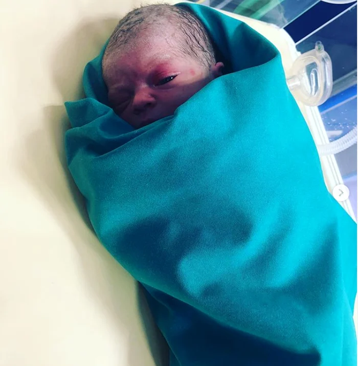 Prima zi de viață a micuței Caroline Leon