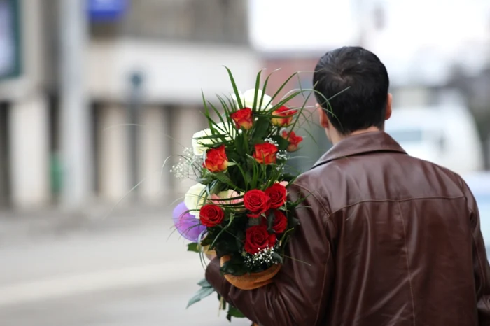 Un bărbat care te place va face orice ca să-ţi atragă atenţia