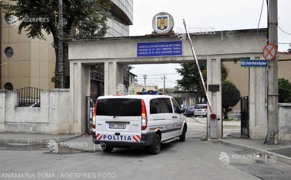 Avocata acuzată că a cumpărat arme pentru copiii ei minori, reţinută de procurori